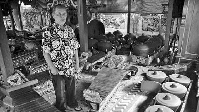 Rahayu Supanggah, komposer gamelan, di rumahnya, Karanganyar, Jawa Tengah, Senin, 8 Januari 2018. TEMPO/STR/Bram Selo Agung
