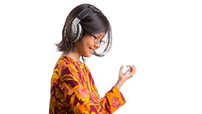 Ilustrasi mendengarkan musik./Shutterstock