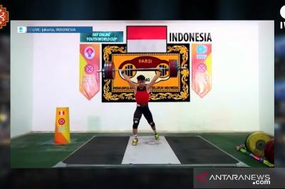 Tangkapan layar Lifter putra Indonesia Rizky Juniansyah mengangkat beban saat berlaga di Kejuaraan Dunia Angkat Besi Remaja Virtual yang digelar dari Lima, Peru, 15 November 2020. ANTARA/Shofi Ayudiana
