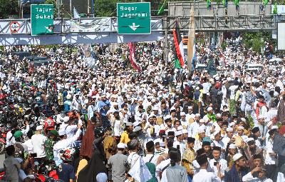 Ribuan orang memadati ruas jalur Puncak, Simpang Gadog, Ciawi untuk menyambut Rizieq Shihab di Kabupaten Bogor, Jawa Barat, 13 November 2020. ANTARA/Arif Firmansyah