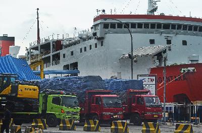 Sejumlah truk yang akan menyeberang ke Sumatera sebelum masuk kapal ferry di Dermaga V Pelabuhan Merak, Banten, 27 Oktober 2020. ANTARA/Asep Fathulrahman