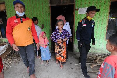 Relawan mengevakuasi warga lansia di lereng Gunung Merapi, Boyolali, Jawa Tengah, 11 November 2020. ANTARAO/Aloysius Jarot Nugroho