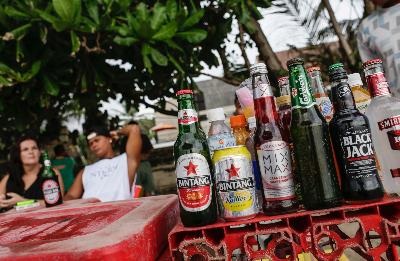 Pedagang minuman beralkohol jenis bir di Pantai Kuta, Bali. Johannes P. Christo