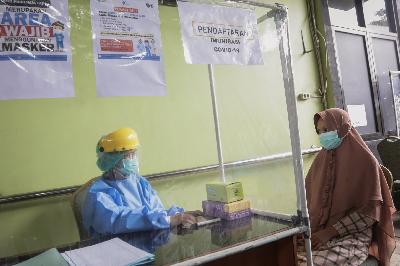 Petugas kesehatan melakukan proses pendaftaran saat Simulasi Vaksinasi Covid-19 di Puskesmas Tapos, Depok, Jawa Barat, 22 Oktober 2020.   TEMPO/M Taufan Rengganis