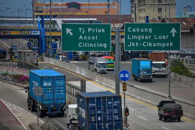 Kendaraan memasuki gerbang tol Kebon Bawang, Tanjung Priok, Jakarta, 16 November 2020. Tempo/Tony Hartawan