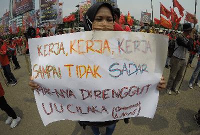 Aksi buruh soal ketiadaan kenaikan upah minimum 2021 di depan Gedung DPR, Jakarta, 17 November 2020. TEMPO/Subekti.