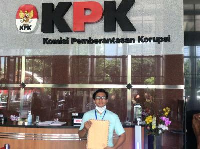 Frans Josua Napitu melaporkan dugaan korupsi Rektor Universitas Negeri Semarang ke KPK RI, 13 November 2020. Istimewa