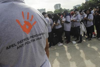 Petugas Badan Pengawas Pemilu (Bawaslu) mengikuti apel patroli pengawasan anti politik uang Pemilu 2019 di Lapangan Banteng, Jakarta, April 2019.  TEMPO/Hilman Fathurrahman W