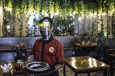 Pramusaji melayani pelanggan restoran di kawasan Kemanggisan, Jakarta, 12 Oktober 2020.  ANTARA/Aprillio Akbar