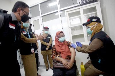 Petugas medis memberikan vaksin COVID-19 pada simulasi vaksinasi COVID-19 di Puskesamas Tanah Sareal, Kota Bogor, Jawa Barat, 18 November 2020.   ANTARA /Yulius Satria Wijaya