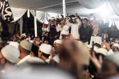 Jamaah menghadiri perayaan maulid serta pernikahan anak Rizieq Shihab di Jalan KS Tubun, Petamburan, Jakarta, 14 November 2020. TEMPO / Hilman Fathurrahman W