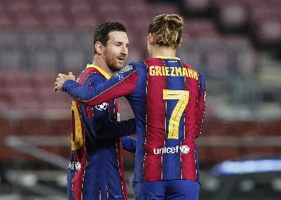 Lionel Messi dan Antoine Griezmann di Camp Nou, Barcelona, Spanyol, 4 November 2020. REUTERS/Albert Gea