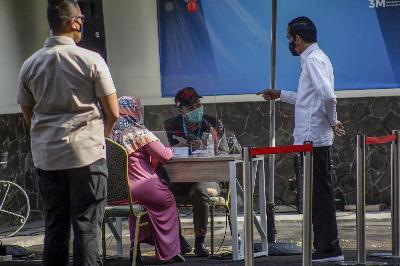 Presiden Joko Widodo meninjau simulasi  pemberian vaksinasi COVID-19 di Puskesmas Tanah Sareal, Kota Bogor, Jawa Barat, 18 Oktober 2020.  ANTARA/Yulius Satria Wijaya
