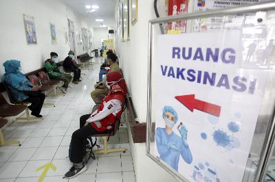 Sejumlah relawan antre untuk di vaksin  pada simulasi vaksinasi COVID-19 di Puskesamas Tanah Sareal, Kota Bogor, Jawa Barat, 18 Oktober 2020. ANTARA/Yulius Satria Wijaya