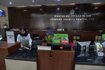 Petugas pajak tengah merapikan berkas di Kantor Pelayanan Pajak  Menteng Dua, Jakarta, 16 Maret 2020. Tempo/Tony Hartawan
