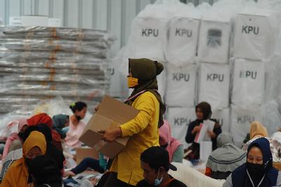 Proses pelipatan dan sortir surat suara di gudang logistik KPU Kabupaten Bandung, Jawa Barat, di Soreang, 17 November 2020. TEMPO/Prima Mulia