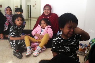 Buruh Migran yang bekerja di Arab Saudi beserta anak-anaknya tiba di Bandara Soekarno Hatta, Tangerang, Banten, 1 Juni 2016. Dok. TEMPO/Marifka Wahyu Hidayat