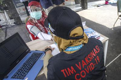 Petugas medis memeriksa kesehatan relawan sebelum di vaksin pada simulasi vaksinasi COVID-19 di Puskesamas Tanah Sareal, Kota Bogor, Jawa Barat, 18 November 2020. ANTARA/Yulius Satria Wijaya