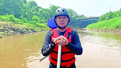 Wali Kota Bogor Bima Arya saat bersiap hendak mengalun untuk melihat langsung kondisi sungai Ciliwung di Bogor, Kamis 19 November 2020. TEMPO/M.A Murtadho