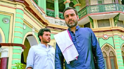 Pankaj Tripathi (kanan) dalam film Mirzapur. IMDB