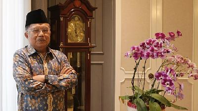 Wakil Presiden Indonesia ke-10 dan ke-12, Jusuf Kalla saat ditemui di Kediamannya di Jakarta, Rabu, 18 November 2020. TEMPO/M Taufan Rengganis