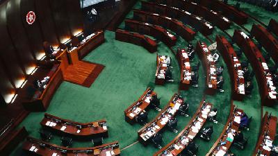 Ruang pertemuan dewan sepi setelah legislator pro demokrasi mengundurkan diri sebagai protes terhadap pemecatan empat rekan mereka di Hongkong, 12 November lalu. REUTERS/Tyrone Siu