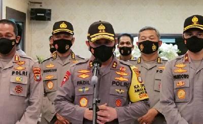 Kapolda Metro Jaya Irjen Fadil Imran (tengah) memberi keterangan pers dan mendukung tindakan Pangdam Jaya yang memerintahkan prajurit TNI menurunkan baliho Habib Rizieq . 
(Foto: Antara)