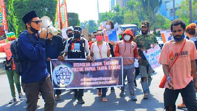 Frans Josua Napitu (kiri) saat ikut dalam unjukrasa #PapuanLivesMatter di Semarang, Juni 2020./Facebook.com/ Frans Josua Napiitu