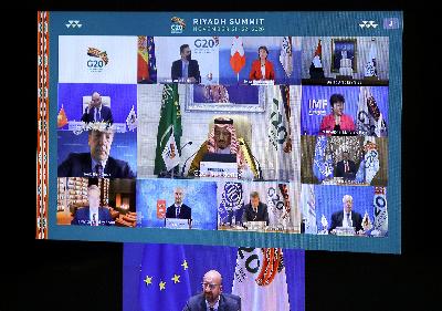 Raja Arab Saudi Salman bin Abdulaziz Al Saud (tengah) dan para pemimpin lainnya saat pertemuan virtual G20 yang diselenggarakan oleh Arab Saudi,  21 November 2020. REUTERS/Yves Herman/Pool