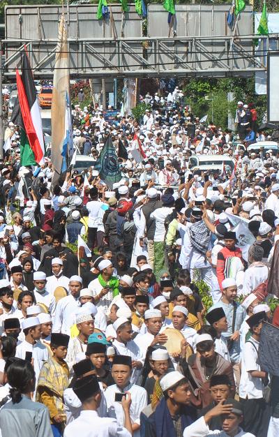 Kerumunan menyambut kedatangan Rizieq Shihab di jalur Puncak, Simpang Gadog, Ciawi, Kabupaten Bogor, Jawa Barat, 13 November 2020. ANTARA/Arif Firmansyah