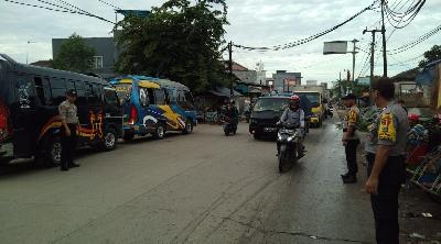 Sejumlah anggota polisi mengatur lalulintas di jalan raya Teluknaga, Tangerang, Banten. polresmetrotangerangkota.com