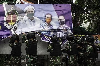 Prajurit TNI menertibkan spanduk tidak berizin saat patroli keamanan di Petamburan, Jakarta, 20 November 2020. ANTARA/Aprillio Akbar