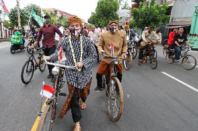 Pasangan calon walikota Solo, Gibran Rakabuming Raka (kiri) dan Teguh Prakosa di Surakarta, Jawa Tengah, 4 September 2020.      
Tempo/Bram Selo Agung Mardika