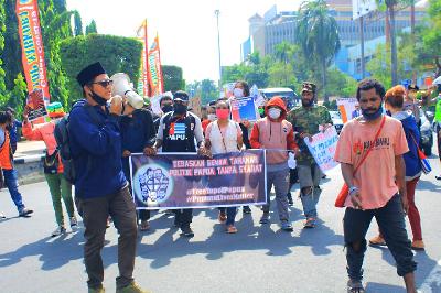 Frans Josua Napitu (left) at the #PapuanLivesMatter rally in Semarang, Central Java, last June./Facebook.com/Frans Josua Napiitu 