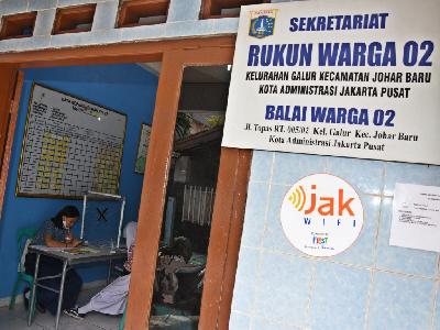 Belajar secara daring dengan akses internet gratis dari Pemprov DKI Jakarta di Kantor RW 02 Kampung Internet, Galur, Jakarta, 3 September 2020. ANTARA/Indrianto Eko Suwarso