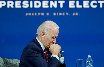 Presiden terpilih, Joe Biden, saat mengadakan pertemuan konferensi video dengan anggota Konferensi Walikota Amerika Serikat di Wilmington, Delaware, 23 November 2020. REUTERS/Joshua Roberts