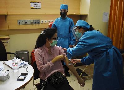 Dokter menyiapkan suntikan vaksin Covid-19 Sinovac saat pemeriksaan uji klinis tahap 3 pada relawan di RS Pendidikan Universitas Padjadjaran, Bandung, Jawa Barat, 6 Agustus 2020. TEMPO/Prima Mulia