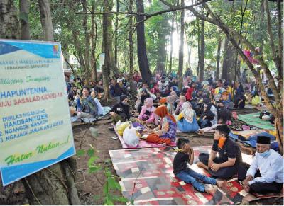 Warga berkumpul di hutan adat Bumi Alit Kabuyutan, Kecamatan Arjasari, Kabupaten Bandung, Jawa Barat, 29 Oktober lalu.
