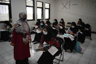 Guru mengajar siswa menengah pertama di Yayasan Pendidikan Satu Atap IAIS, Soreang, Kabupaten Bandung, Jawa Barat, 5 Agustus 2020. TEMPO/Prima Mulia