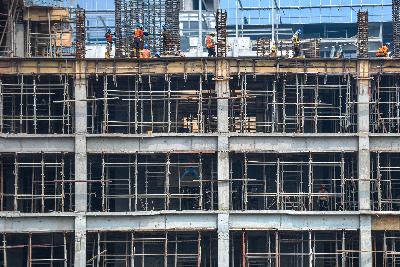Pekerja  konstruksi di kawasan Thamrin, Jakarta, 24 November 2020. Tempo/Tony Hartawan