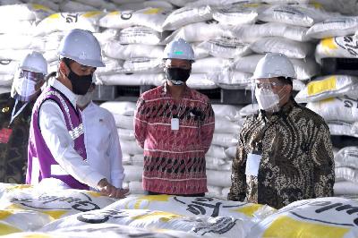 Presiden Joko Widodo (kiri) dan jajarannya mengunjungi gudang pabrik gula di Kabupaten Bombana, Sulawesi Tenggara, 22 Oktober 2020. ANTARA/Biroperskepresiden