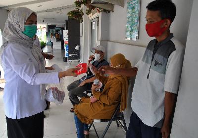 Petugas kesehatan membagikan masker di RSUD Kota Bogor, Jawa Barat, 12 November 2020.  ANTARA/Arif Firmansyah