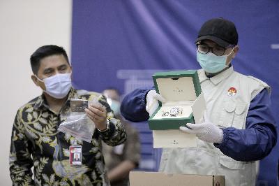 Petugas menunjukkan barang bukti hasil operasi tangkap tangan Edhy Prabowo berupa jam Rolex di Gedung KPK  Merah Putih, Jakarta, 25 November 2020. TEMPO/Muhammad Hidayat