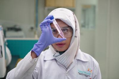 Proses produksi vaksi di laboratorium Bio Farma, Bandung. Dok Bio Farma