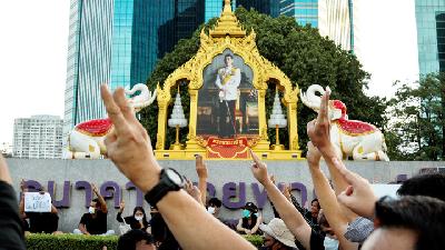 Demonstran memberikan salam tiga jari saat demonstrasi menuntut refomrasi monarki di Bangkok, Thailand, 25 November 2020. Reuters/Jorge Silva