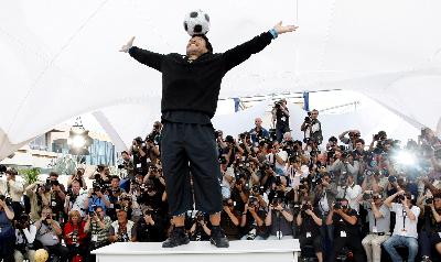 Mantan pesepak bola Diego Maradona di Festival Film Cannes ke-61, Prancis, 20 Mei 2008. REUTERS / Eric Gaillard