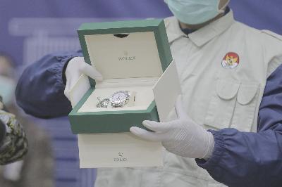 Barang bukti berupa jam Rolex hasil operasi tangkap tangan Edhy Prabowo di Gedung KPK Merah Putih, Jakarta, 25 November 2020. TEMPO/Muhammad Hidayat