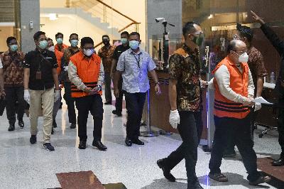 Sejumlah tersangka digiring pertugas terkait suap yang melibatkan Mentri  KKP Edhy Prabowo,  di Gedung KPK  Merah Putih, Jakarta, 25 November 2020. TEMPO/Muhammad Hidayat