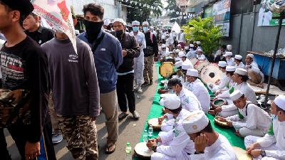 Massa dari berbagai daerah memadati kawasan Petamburan, Jakarta, untuk menunggu kedatangan Rizieq Syihab, Selasa, 10 November 2020./TEMPO / Hilman Fathurrahmam W