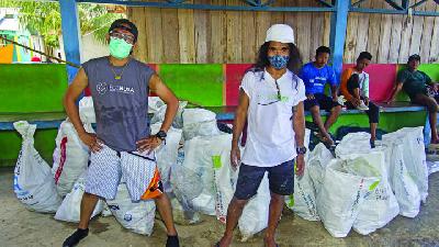 Mohammad Ridwan Hafiedz atau Ridho Slank (kiri) dan Akhadi Wira Satriaji atau Kaka Slank saat ikut membersihkan sampah laut di Maluku. Dok. Econusa